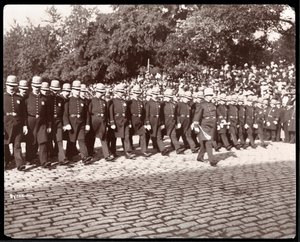 New York Şehri Polis geçit töreninde yürüyen polisin görünümü, New York, 1898 (gümüş jelatin baskı)